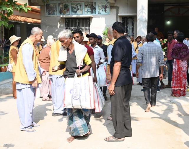 Hành Hương Chiêm Bái Phật Tích Ấn Độ Và Nepal 2023 - Cúng Dường Thiên Tăng Và Công Việc Từ Thiện Tại Bodh Gaya, Ấn Độ