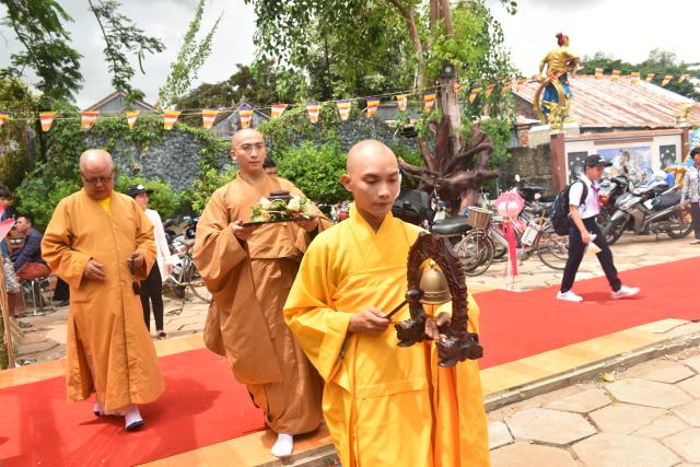 Quỹ Đạo Phật Ngày Nay: Tham dự lễ Vu Lan và trao tặng quà cho người nghèo tại Đồng Tháp( C82)