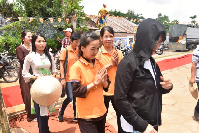 Quỹ Đạo Phật Ngày Nay: Tham dự lễ Vu Lan và trao tặng quà cho người nghèo tại Đồng Tháp( C82)