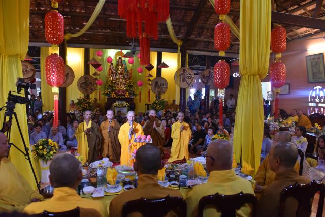 Quỹ Đạo Phật Ngày Nay: Tham dự lễ Vu Lan và trao tặng quà cho người nghèo tại Đồng Tháp( C82)