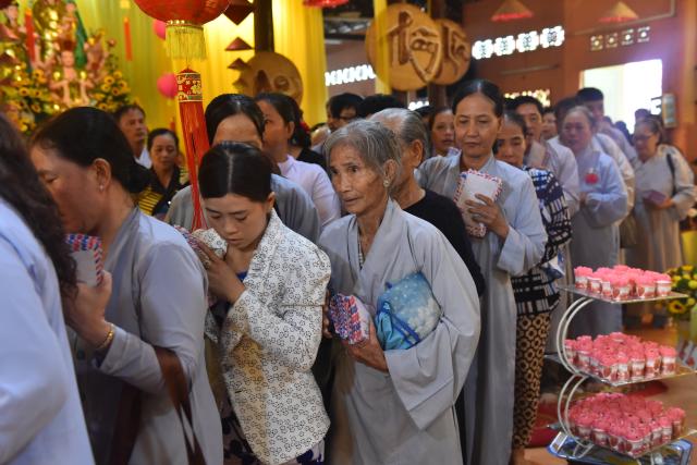 Quỹ Đạo Phật Ngày Nay: Tham dự lễ Vu Lan và trao tặng quà cho người nghèo tại Đồng Tháp( C82)