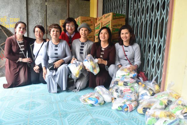 Quỹ Đạo Phật Ngày Nay: Tham dự lễ Vu Lan và trao tặng quà cho người nghèo tại Đồng Tháp( C82)