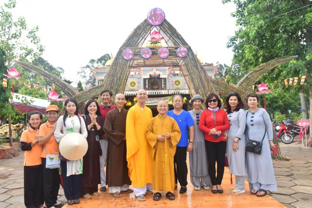 Quỹ Đạo Phật Ngày Nay: Tham dự lễ Vu Lan và trao tặng quà cho người nghèo tại Đồng Tháp( C82)