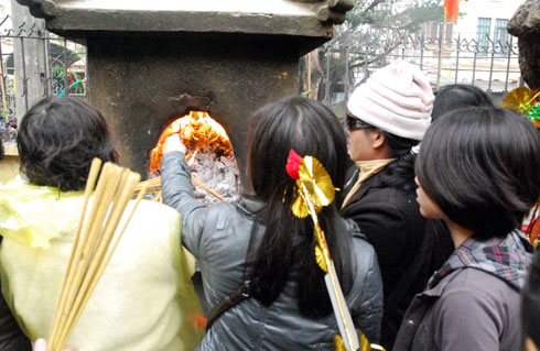 Chen chân vào chùa ngày đầu năm