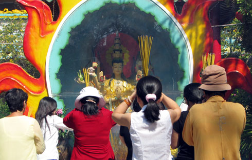 Chen chân vào chùa ngày đầu năm