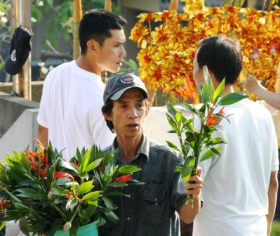 Hàng ngàn người lên chùa cầu may
