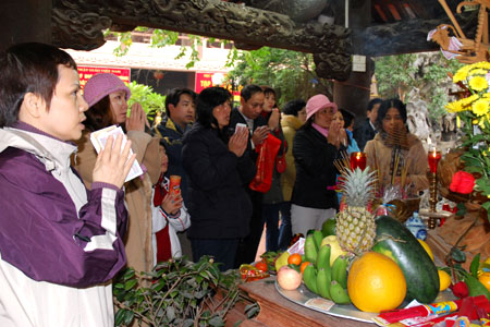 Nhộn nhịp lễ chùa mùng 1 Tết