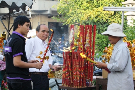 Hàng ngàn người lên chùa cầu may