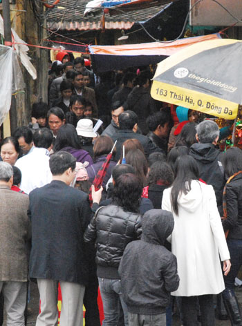 Chen chân vào chùa ngày đầu năm