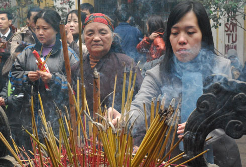 Chen chân vào chùa ngày đầu năm