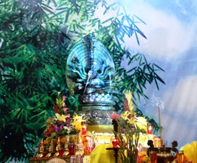 Hàng ngàn người lên chùa cầu may