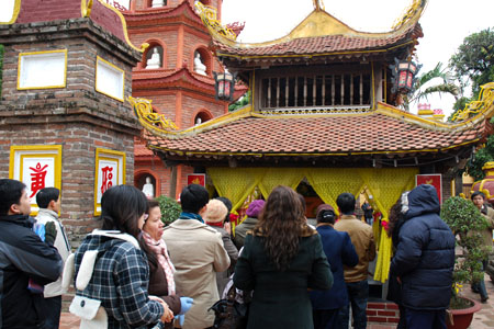 Nhộn nhịp lễ chùa mùng 1 Tết