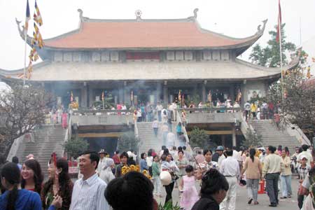 Nhộn nhịp lễ chùa mùng 1 Tết