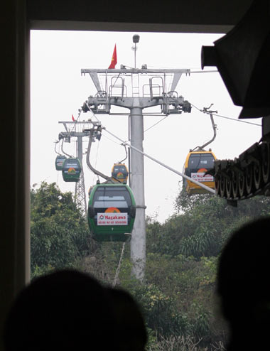 Chen chúc trảy hội chùa Hương