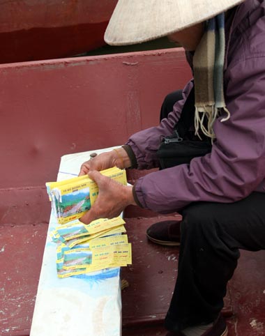 Chen chúc trảy hội chùa Hương