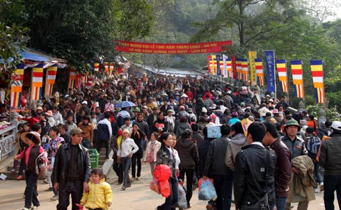 Chen chúc trảy hội chùa Hương