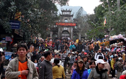 Chen chúc trảy hội chùa Hương