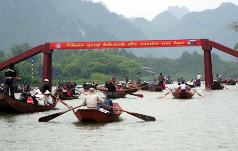 Chen chúc trảy hội chùa Hương