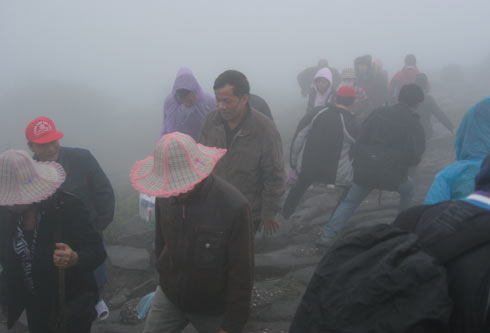 Hàng nghìn người dự khai hội Yên Tử