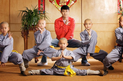 Lưu Đức Hoa chúc Tết cùng các chú tiểu chùa Thiếu Lâm