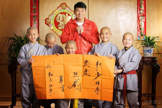 Lưu Đức Hoa chúc Tết cùng các chú tiểu chùa Thiếu Lâm