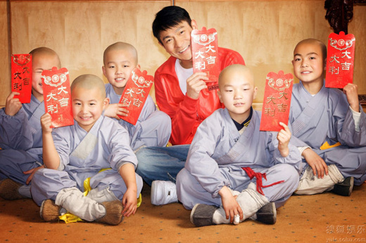 Lưu Đức Hoa chúc Tết cùng các chú tiểu chùa Thiếu Lâm