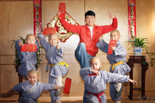 Lưu Đức Hoa chúc Tết cùng các chú tiểu chùa Thiếu Lâm