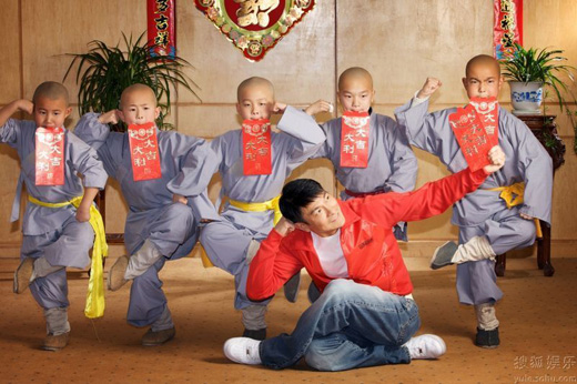 Lưu Đức Hoa chúc Tết cùng các chú tiểu chùa Thiếu Lâm