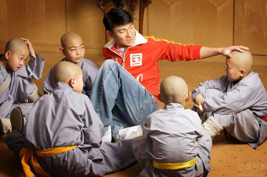 Lưu Đức Hoa chúc Tết cùng các chú tiểu chùa Thiếu Lâm