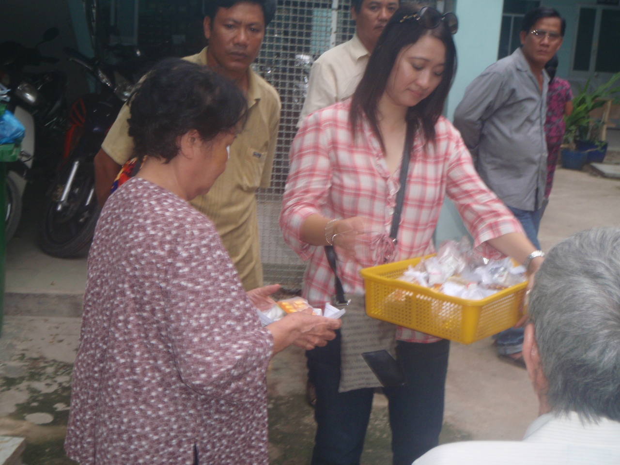 Đạo Phật Ngày Nay ủng hộ mổ mắt cho người nghèo ngày 20-4-2010