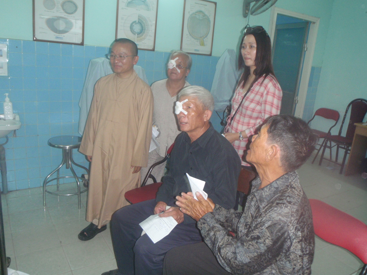 Đạo Phật Ngày Nay ủng hộ mổ mắt cho người nghèo ngày 20-4-2010