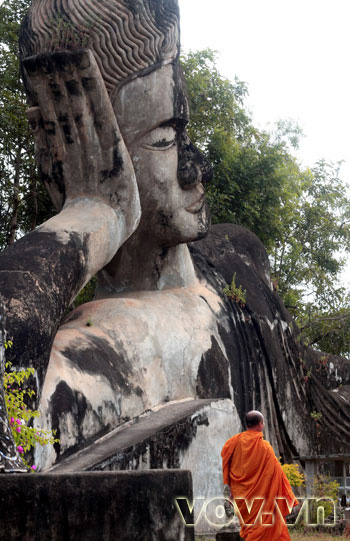 Thăm Vườn Chư Phật Viêng Chăn