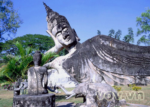 Thăm Vườn Chư Phật Viêng Chăn