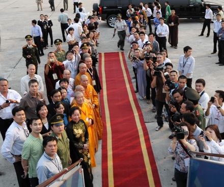 Loạt ảnh đặc biệt cung nghinh Xá lợi Phật từ Ấn Độ - Phần 2: Ngập tràn hạnh phúc tại sân bay Nội Bài