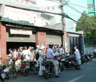 Hàng ngàn người lên chùa cầu may