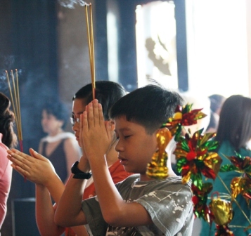 Hàng ngàn người lên chùa cầu may