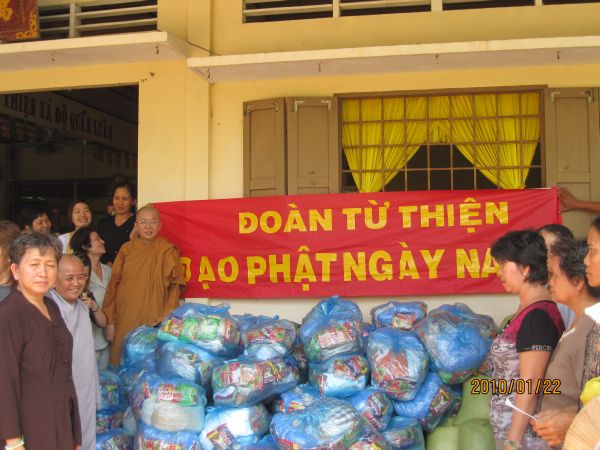 Đạo Phật Ngày Nay ủng hộ đồng bào nghèo huyện Vũng Liêm, Vĩnh Long ngày 22-01-2010