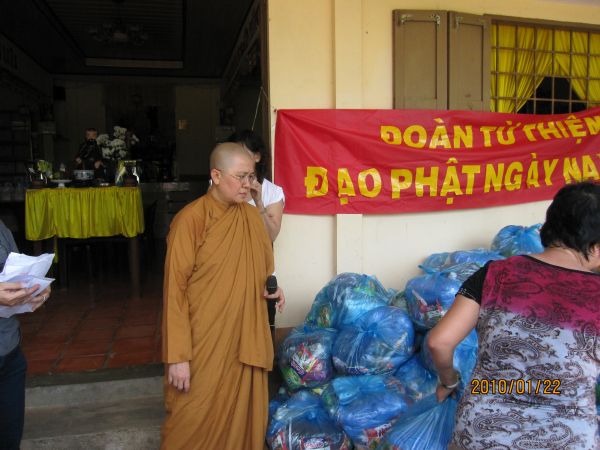 Đạo Phật Ngày Nay ủng hộ đồng bào nghèo huyện Vũng Liêm, Vĩnh Long ngày 22-01-2010