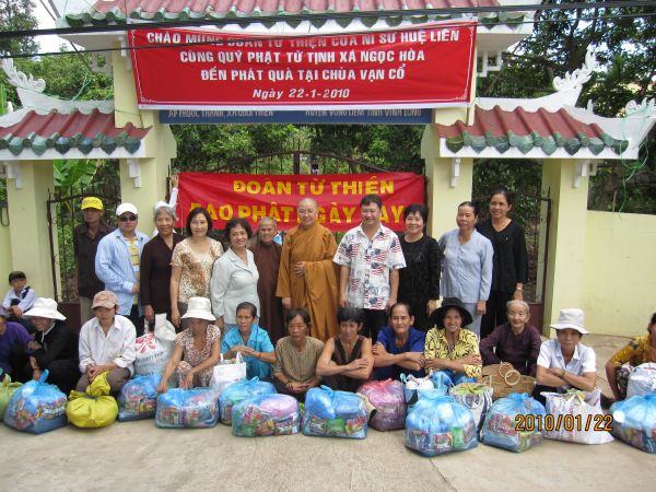 Đạo Phật Ngày Nay ủng hộ đồng bào nghèo huyện Vũng Liêm, Vĩnh Long ngày 22-01-2010
