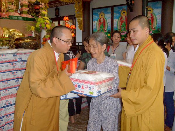 CLB Hoằng Pháp Trẻ với chương trình từ thiện cuối năm