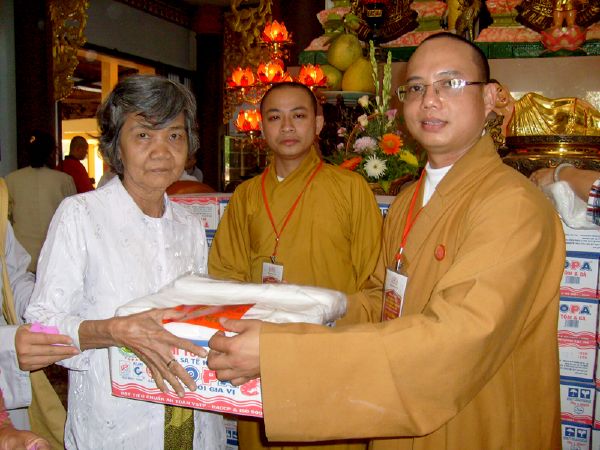 CLB Hoằng Pháp Trẻ với chương trình từ thiện cuối năm