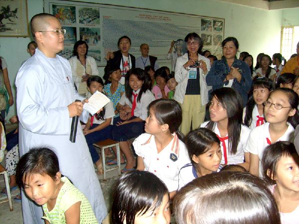 CLB Hoằng Pháp Trẻ với chương trình từ thiện cuối năm