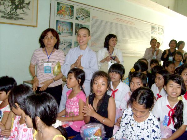 CLB Hoằng Pháp Trẻ với chương trình từ thiện cuối năm
