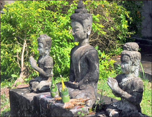 Dáng Phật xứ Lào