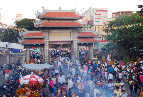 Chùm ảnh: TP.HCM - lên chùa vọng chuông