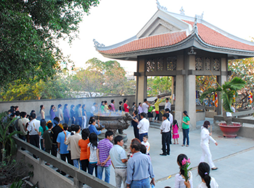 Chùm ảnh: TP.HCM - lên chùa vọng chuông