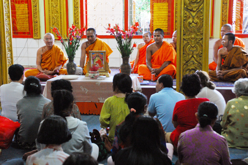 Chùm ảnh: TP.HCM - lên chùa vọng chuông