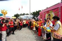 Pháp sư Vĩnh Phú, Tổng Trụ trì Phật Quang sơn, Hồng Kông, Ma Cao cắt băng Lễ đài Phật đản.