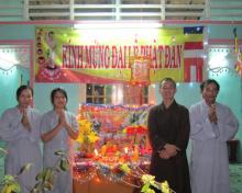 Chư Tăng chùa Khánh Ninh chúc phúc Phật tử tại tư gia có lễ đài Phật đản