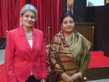 Bà Irina Bokova, Tổng Giám đốc UNESCO (trái), với Bà bà Bidhya Devi Bhandari, Tổng thống Nepal tại bang Kathmandu, Nepal, Ấn Độ vào tuần trước. (Ảnh: Cynthia Guttman).